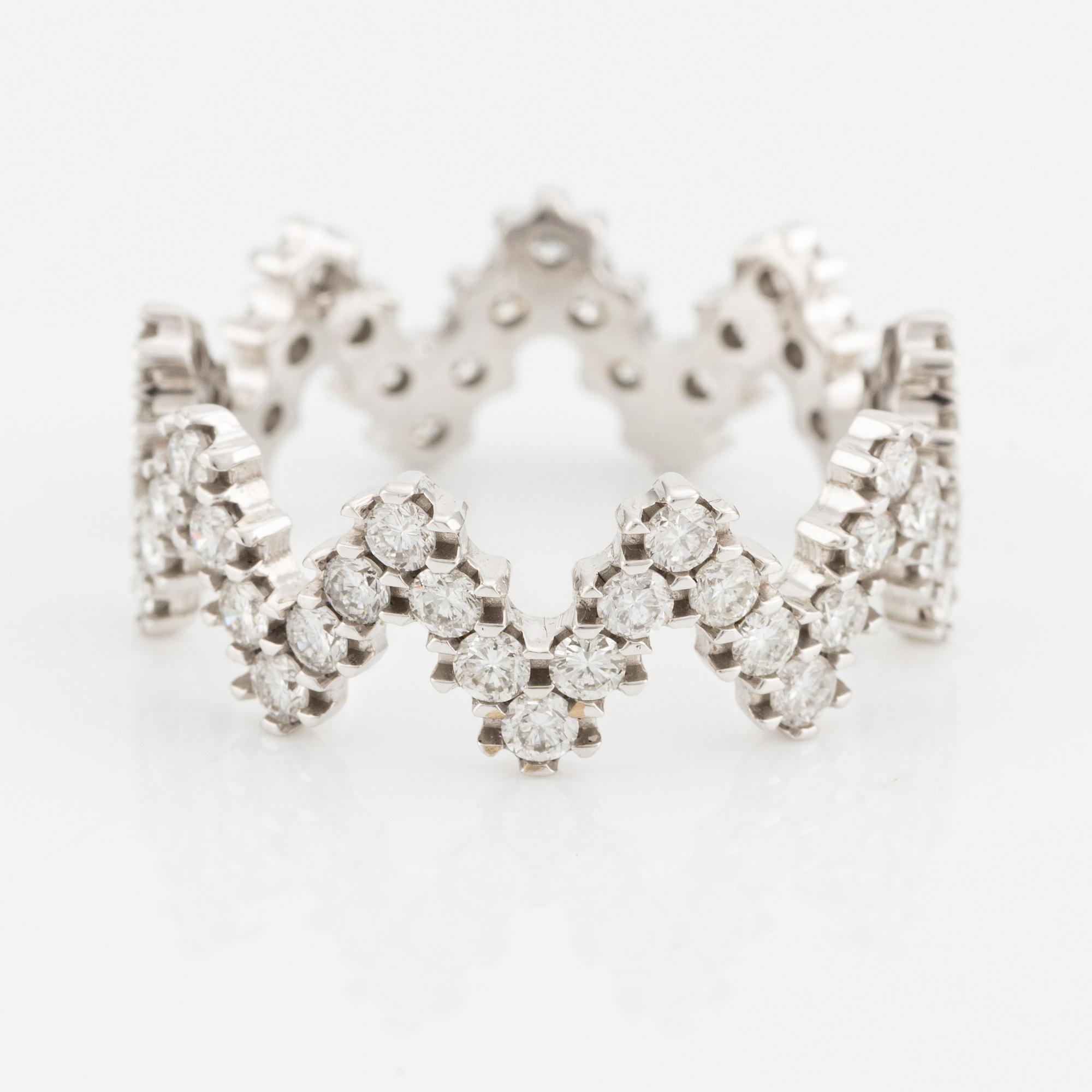 Ring, white gold, V-shaped with brilliant-cut diamonds.