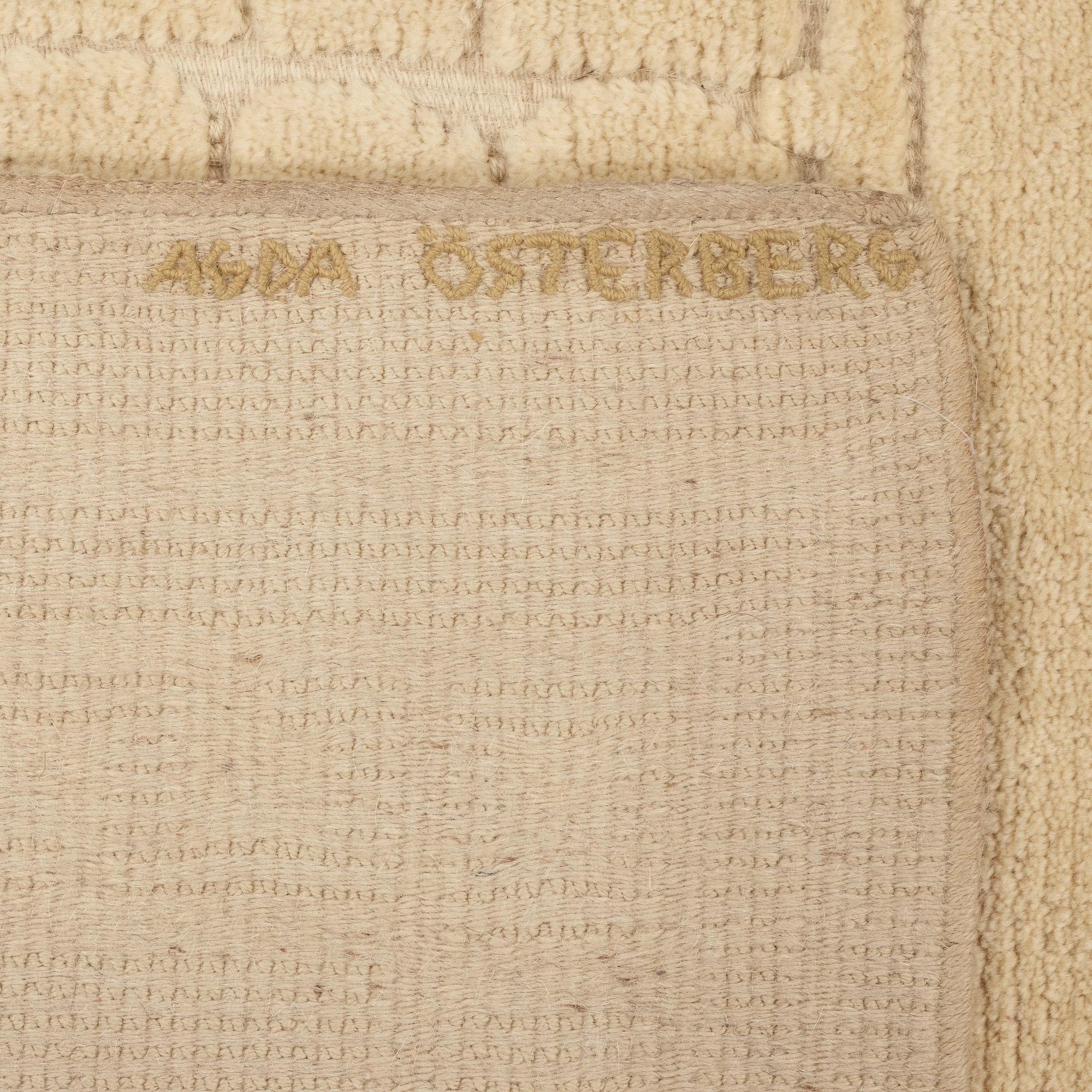 CARPET. Knotted pile in relief. 250,5 x 197 cm. Signed AGDA ÖSTERBERG at the back.