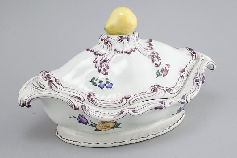 90 pieces of earthenware tableware from Rörstrand, model "Rörstrandia", 1930-56.