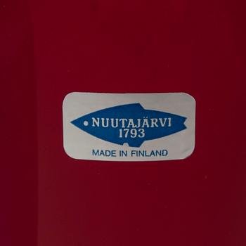 PULLO ja MALJA, lasia, toinen signeerattu "Oiva Toikka Nuutajärvi 170/2000" ja toinen merkitty "Nuutajärvi Notsjö".