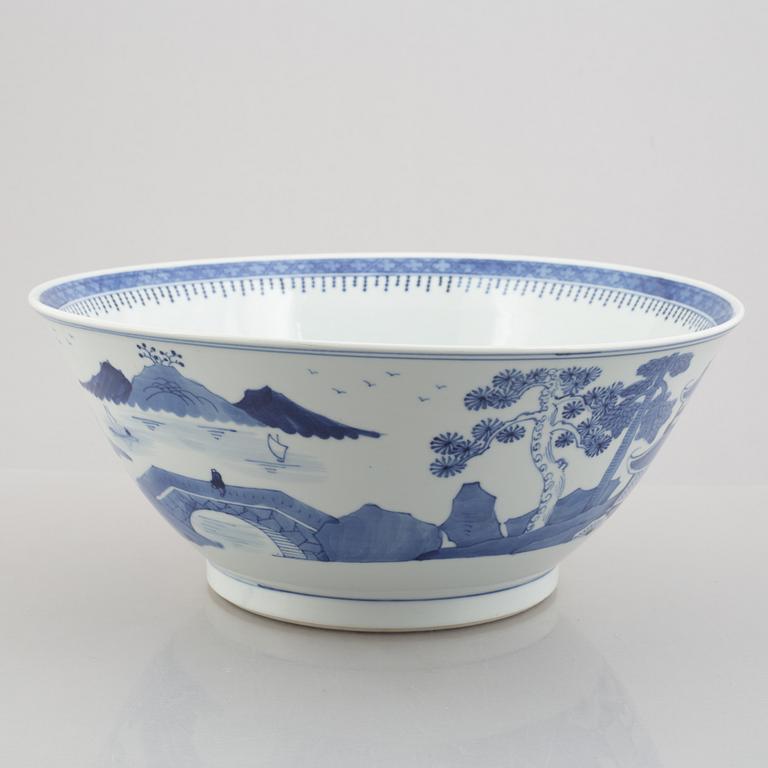 A pair of blue and white porcelain bowls, China, late Qingdynasty.