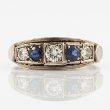 Ring 18K vitguld med safirer och briljantslipade diamanter.