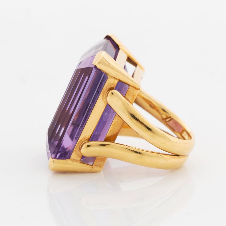 A Tina Karlsson ring in 18K gold set with a faceted amethyst.