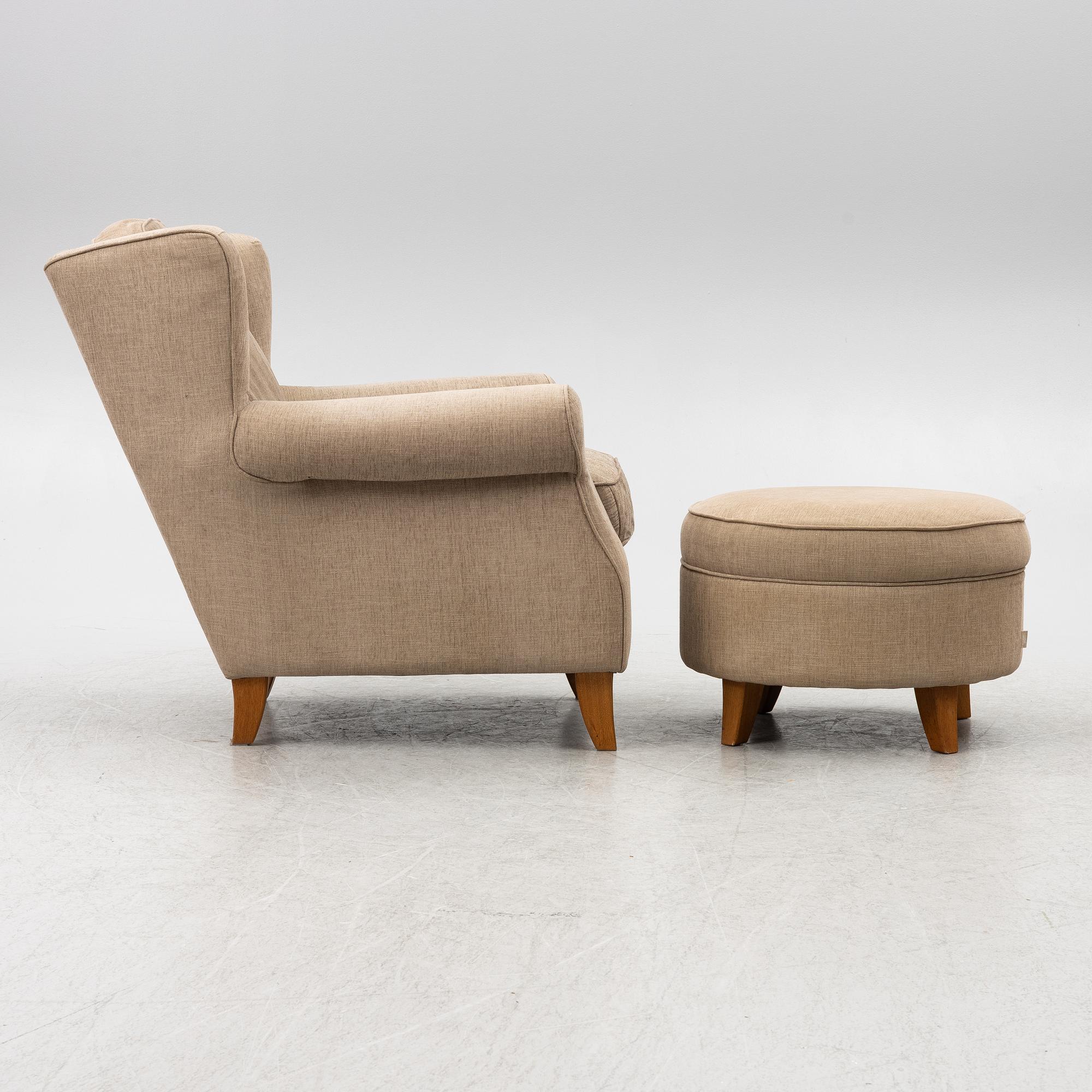 An armchair with footstool, Howard model, Englessons, 21st century.