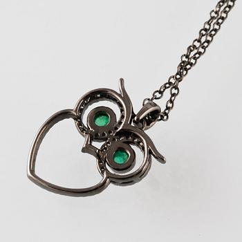 HÄNGE, 18K svärtat guld med briljantslipade diamanter ca 0.24 ct samt caboschonslipade smaragder ca 0.15 ct. Vikt 3,9 g.