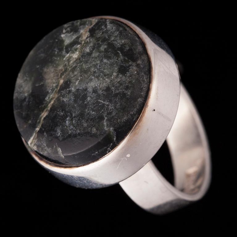 RING, silver, mörkgrön sten. Pentti Lehtisalo, Åbo. Vikt ca 11,6 g.