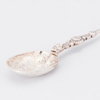 SALTKARSPAR med SALTSKEDAR samt TESKED och SKÅL, sterling silver, delvis förgyllda, London och Sheffield, 1883-1902.
