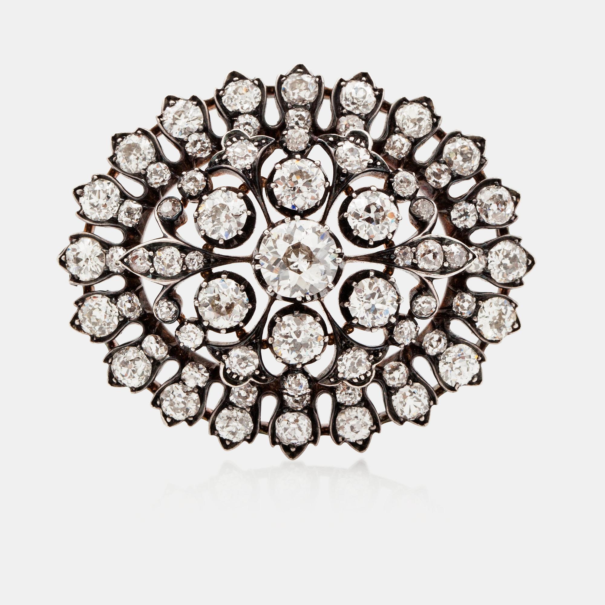 BROSCH med gammalslipade diamanter totalt ca 9.40 ct, mittsten ca 1.10 ct.