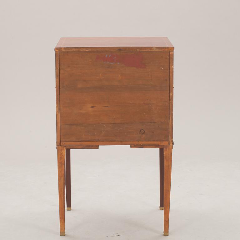 SCHATULL, på ben, England, 1800-tal.