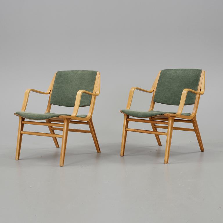 STOLAR, ett par, "AX-stolen", Peter Hvidt & Orla Molgaard Nielsen. Modellen formgiven 1950.