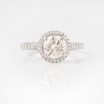 RING, med briljantslipad diamant 1.35 ct samt små briljantslipade diamanter.
