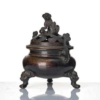 A bronze censer with cover, Japan, 18th century.