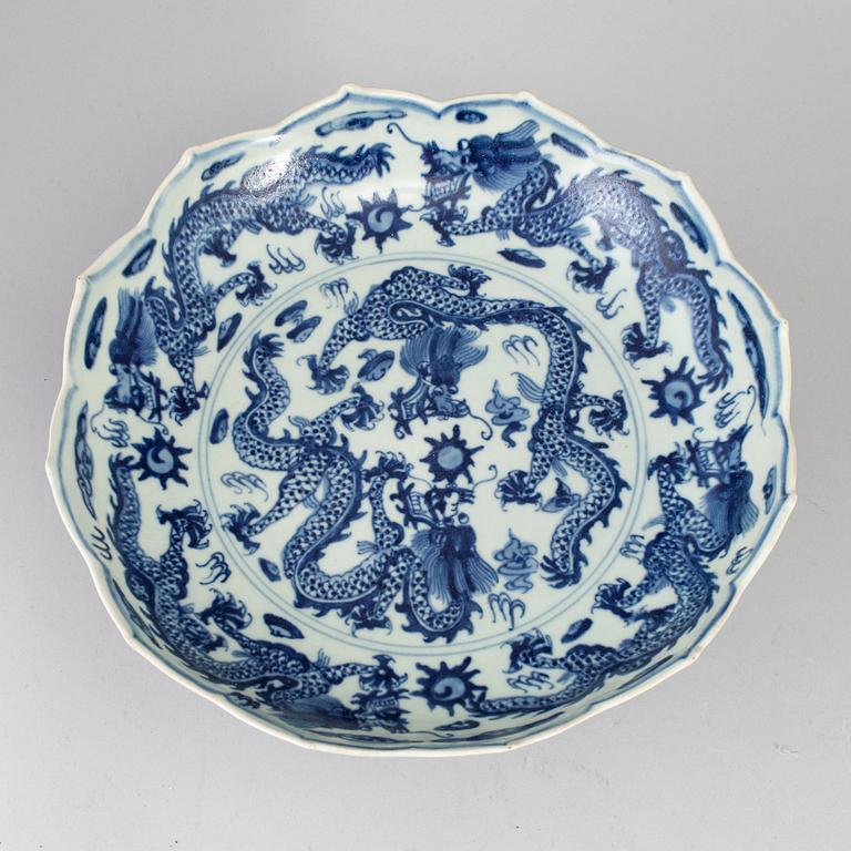 A large Chinese blue and white footed dish, 20th century.