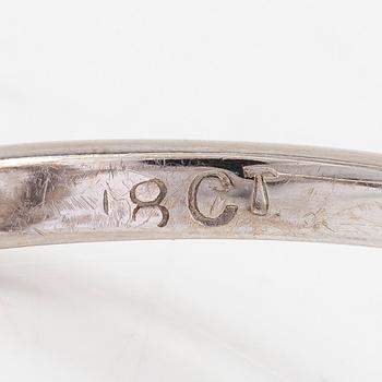 An 18K white gold ring with a central marquise-cut diamond ca. 1.40 ct and  brilliant-cut diamonds ca. 0.70 ct in total.