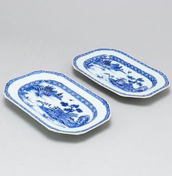 A pair of blue and white serving dishes, Qing dynasty, Qianlong (1736-95).