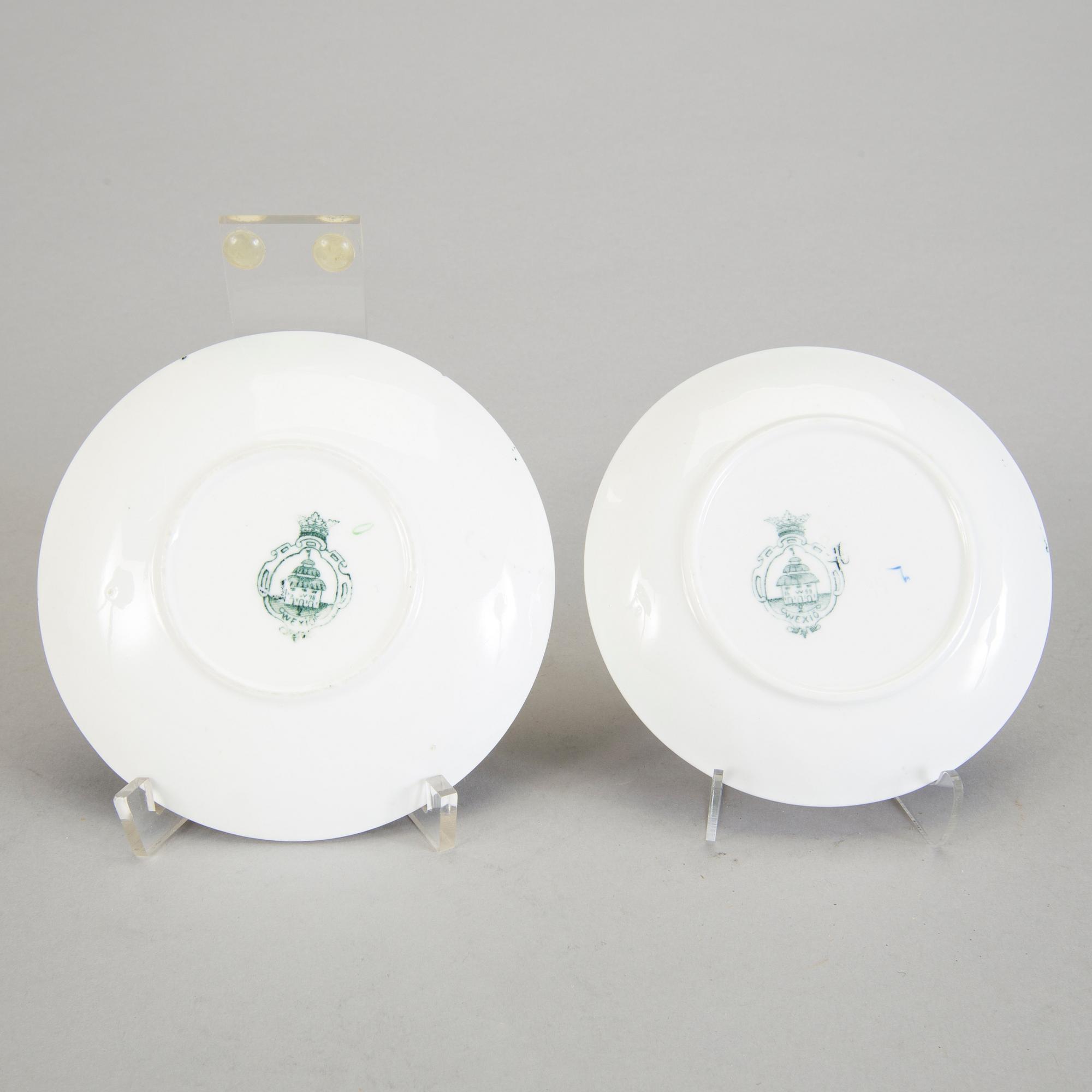 KAFFEKOPPAR MED FAT, 8 st och MOCKAKOPPAR MED FAT, 4 st, porslin. Wexiö Guld, Gustavsberg. I produktion 1892-1939.