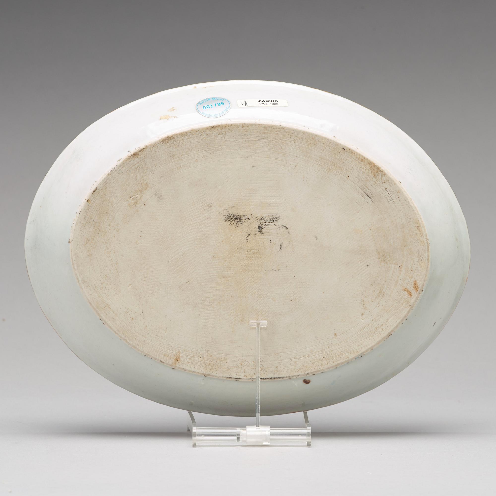 SKÅLFAT samt EQUELLE med LOCK, vapenporslin, Qingdynastin, Jiaqing 1796-1820.