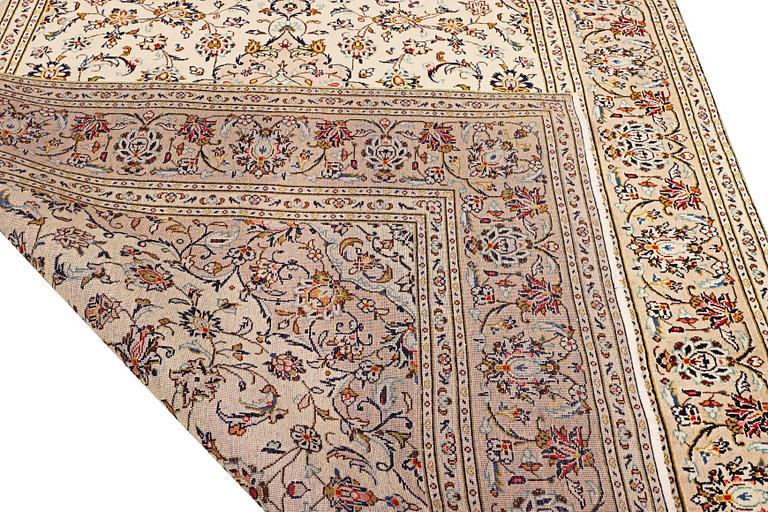 A Keshan carpet, c. 295 x 197 cm.