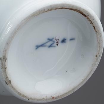 KAFFEKANNOR, 2 st, porslin, Meissen, 1800-tal.