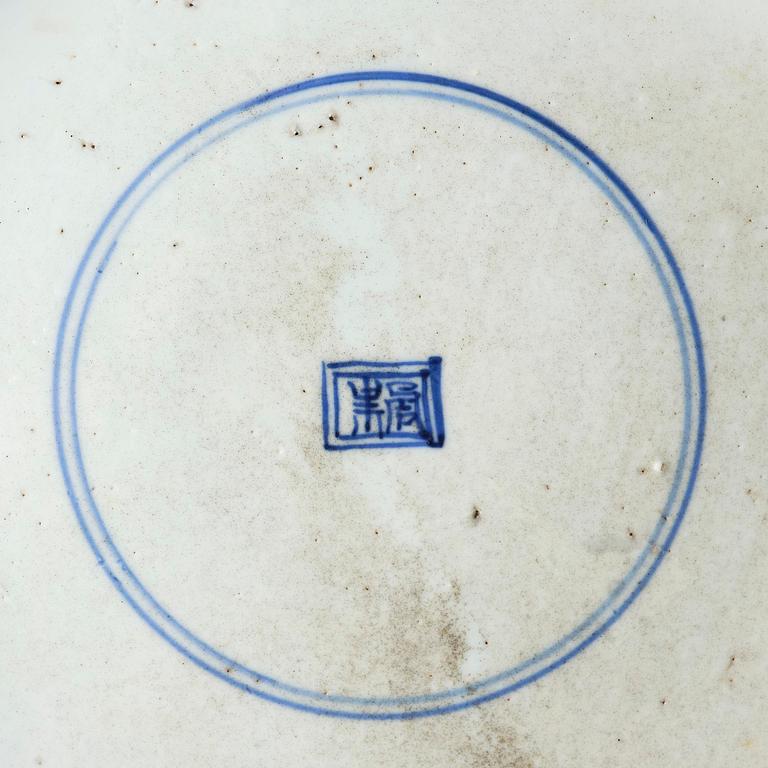 A large famille verte dish, Qing dynasty, Kangxi (1662-1722).