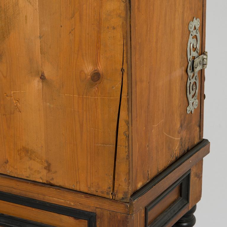 Kaappi/kabinettikaappi, barokkityyli, 1800/1900-luku.