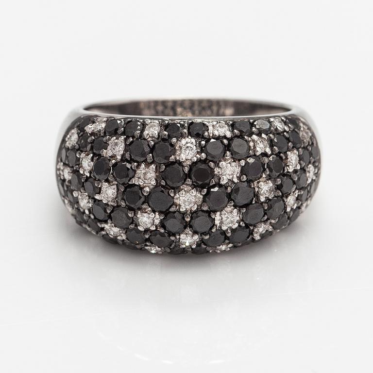 Ring, 14K vitguld, svarta och färglösa diamanter ca 2.20 ct tot. Moskva efter 1994.