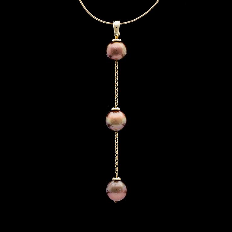A cultured coloured brown South sea pendant, 12,5 mm.