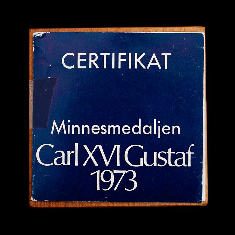 MINNESMEDALJ, 18 k guld, Carl XVI Gustaf, 1973. Vikt ca 70 gram.