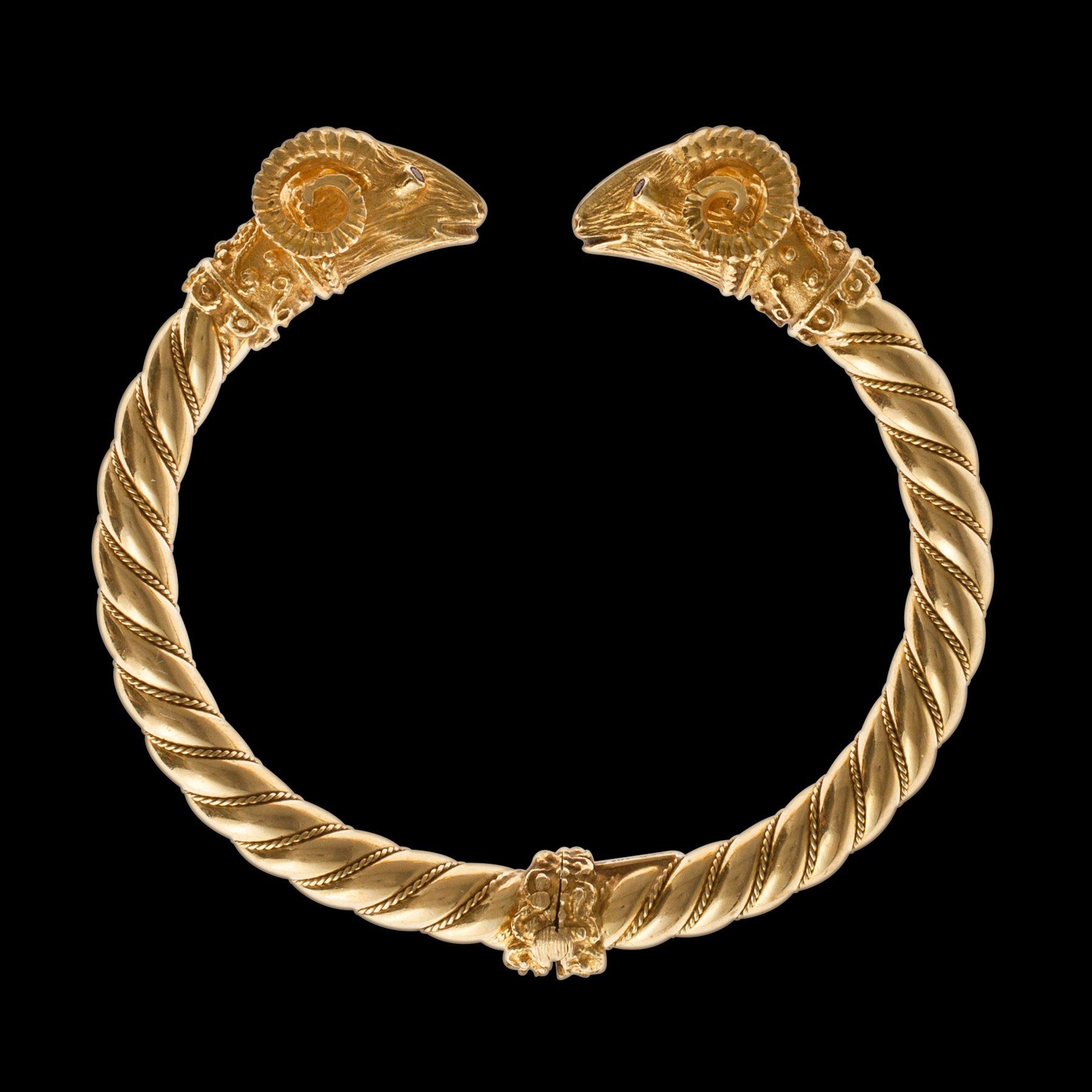 RANNERENGAS, 18K kultaa rubiineja, briljanttihiottuja timantteja n. 0.6 ct. Paino 47,2 g.