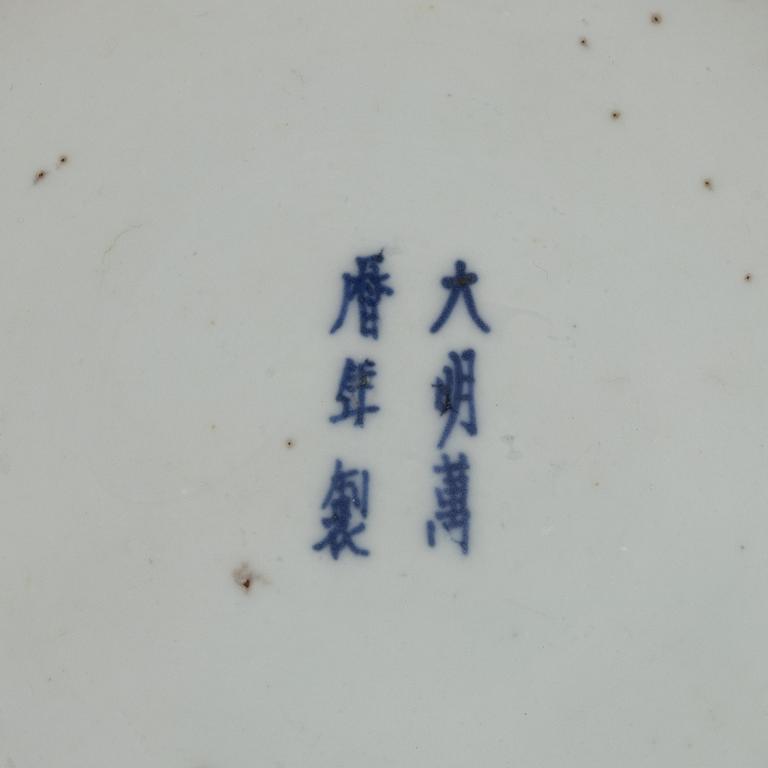 A blue and white dish, Tianqi/Chongzhen, 17th century.