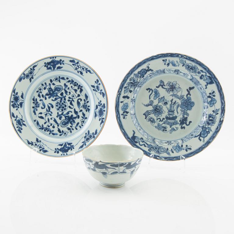 Bowl and plates, 2 pcs, China, 16th/17th century, porcelain.