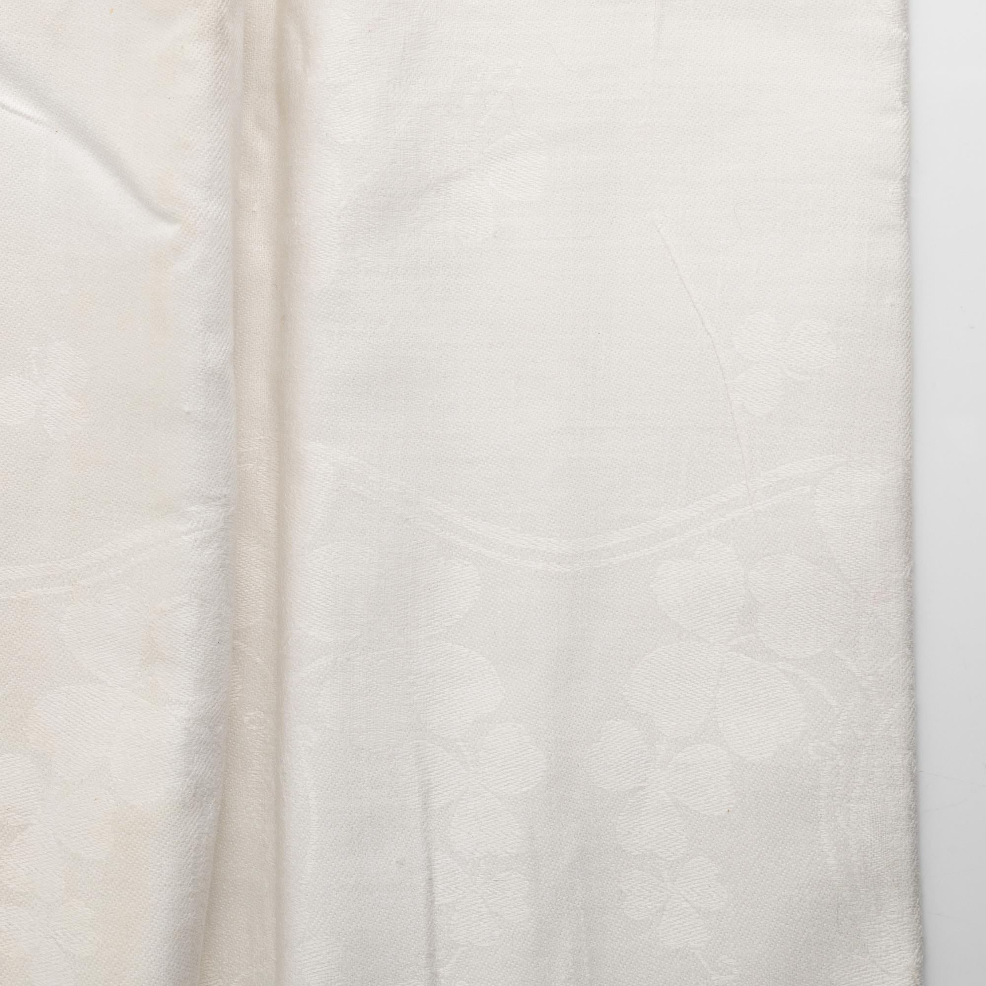 Five tablecloths, partly linen.