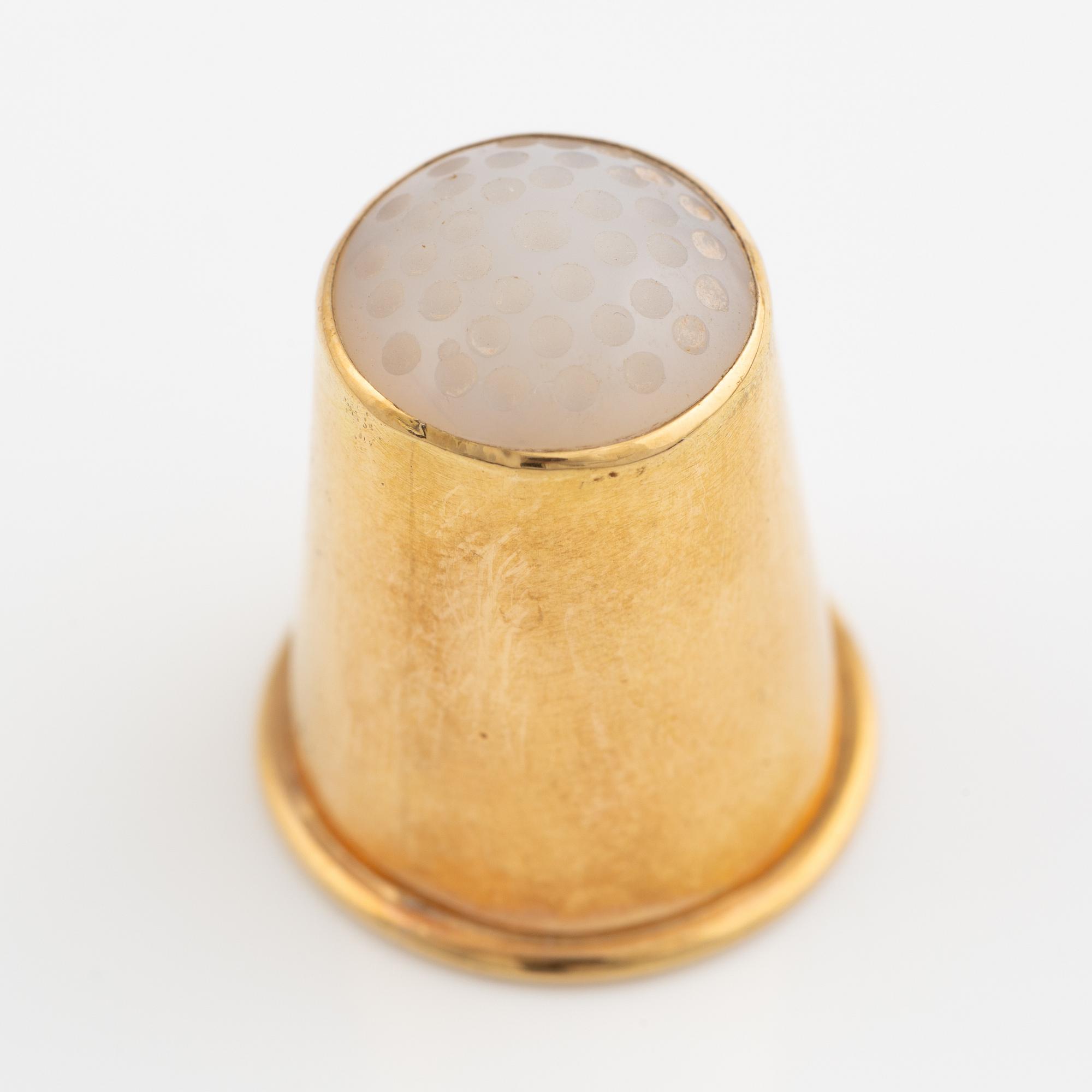 Fingerborg, 18K guld med vit sten.