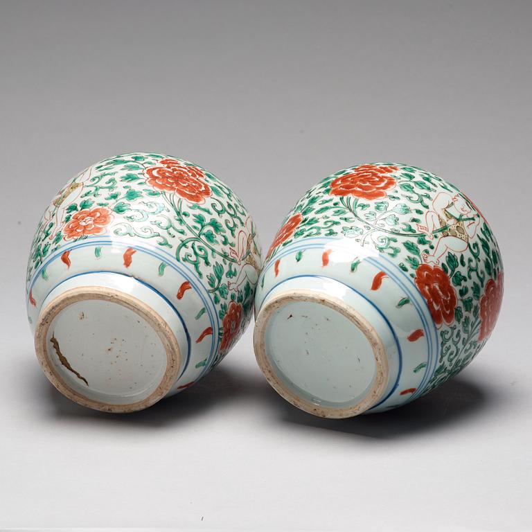 URNOR med LOCK, porslin. Transition, 1600-tal.