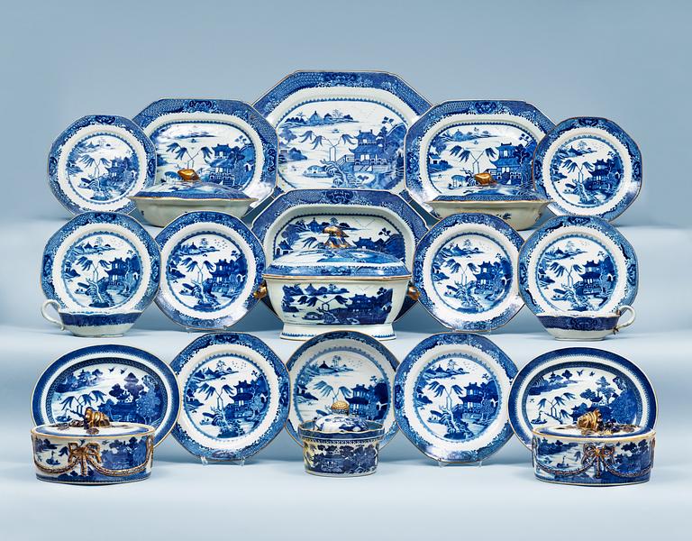 A blue and white dinner service, Qing dynasty, Qianlong (1736-95). (89 pieces).