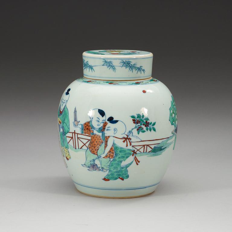 A wucai jar with cover, Qing dynasty (1644-1912).