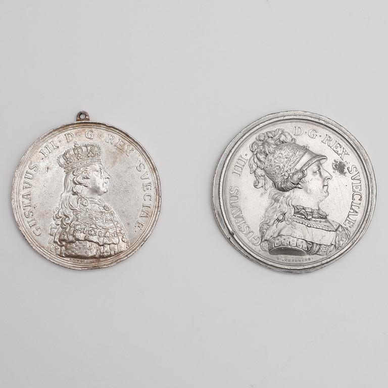 MEDALJER, 2 st, silver, Gustavus III. D.G. Rex Sveciae, bl.a 1772. Vikt ca 169 gram.