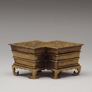 RÖKELSEKAR med LOCK, patinerad brons. Qingdynastin, 1800-tal.