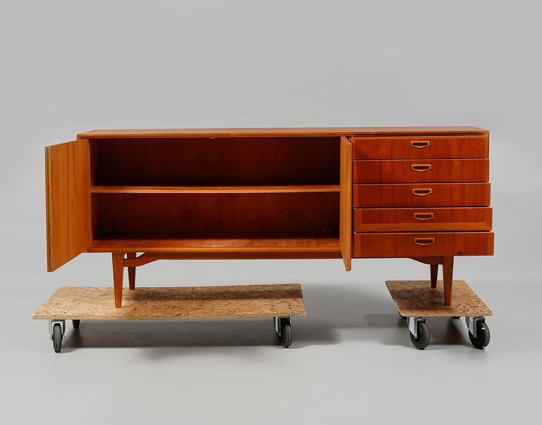 SIDEBOARD, AB Möbelfabriken Örnen, Rydaholm. 1960-tal.