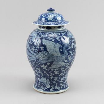 A blue and white jar with cover, Qing dynasty, 19th Century.