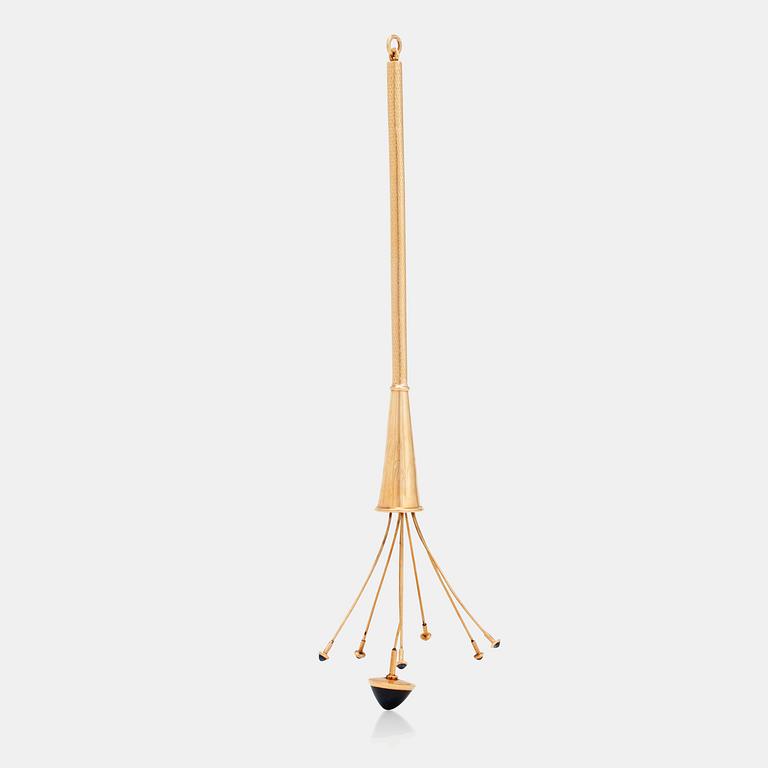 A gold and cabochon cut sapphire champagne whisk, Gustaf Dahlgren & Co, Malmö 1918.