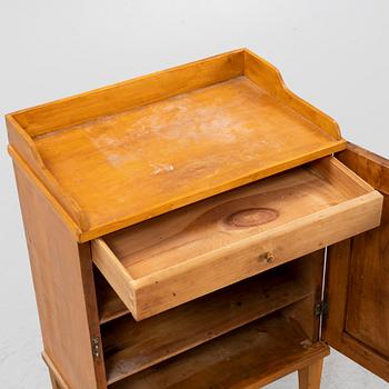 Pottskåp/sängbord, gustaviansk stil, omkring år 1900.
