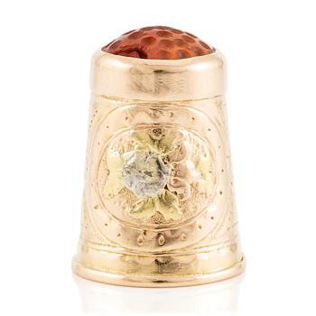 578. An 18K gold and carnelian thimble.