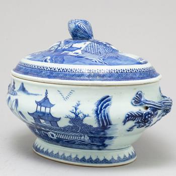 A blue and white export porcelain tureen with cover and a serving dish, Qing dynasty, Qianlong (1736-95).