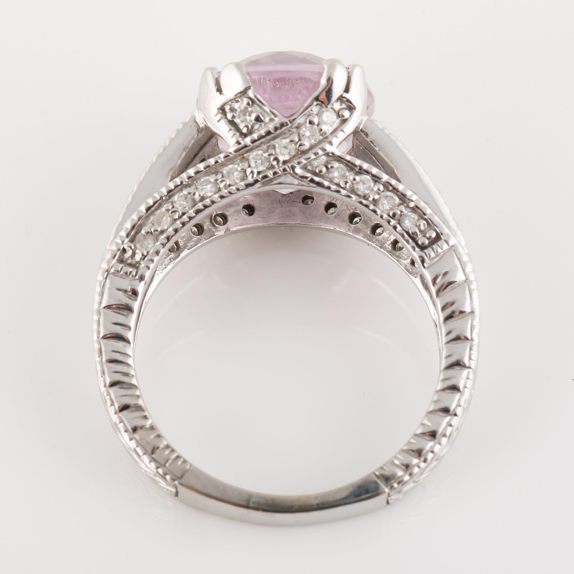 RING, 14K vitguld med b6 riljantslipade diamanter samt ovalsslipad kunzit. Vikt 9,1 gram.