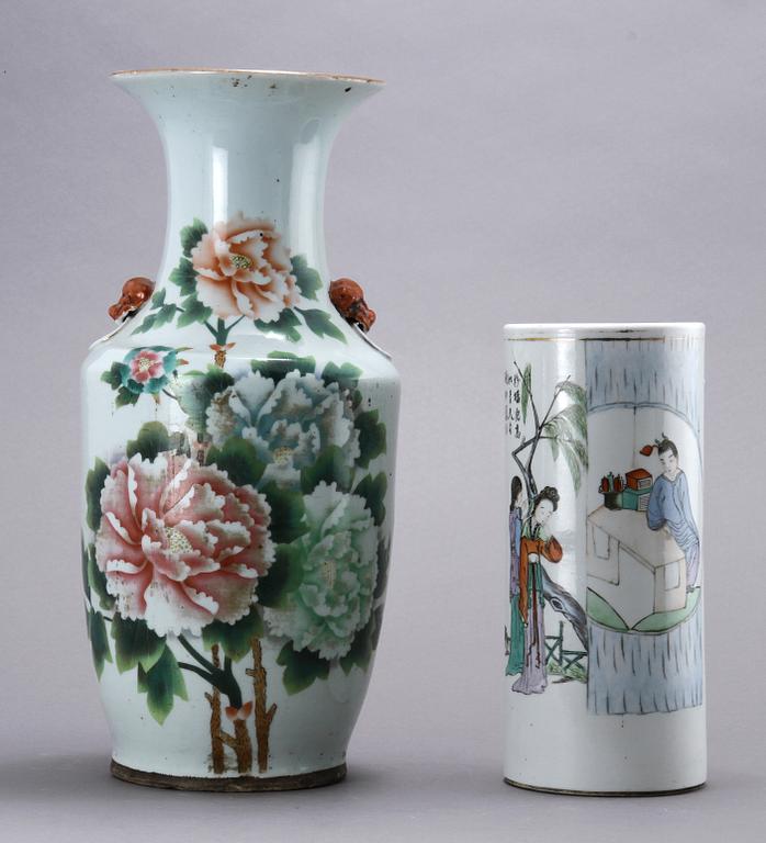 URNA samt PENSELSTÄLL, porslin, Kina, 1800/1900-tal.
