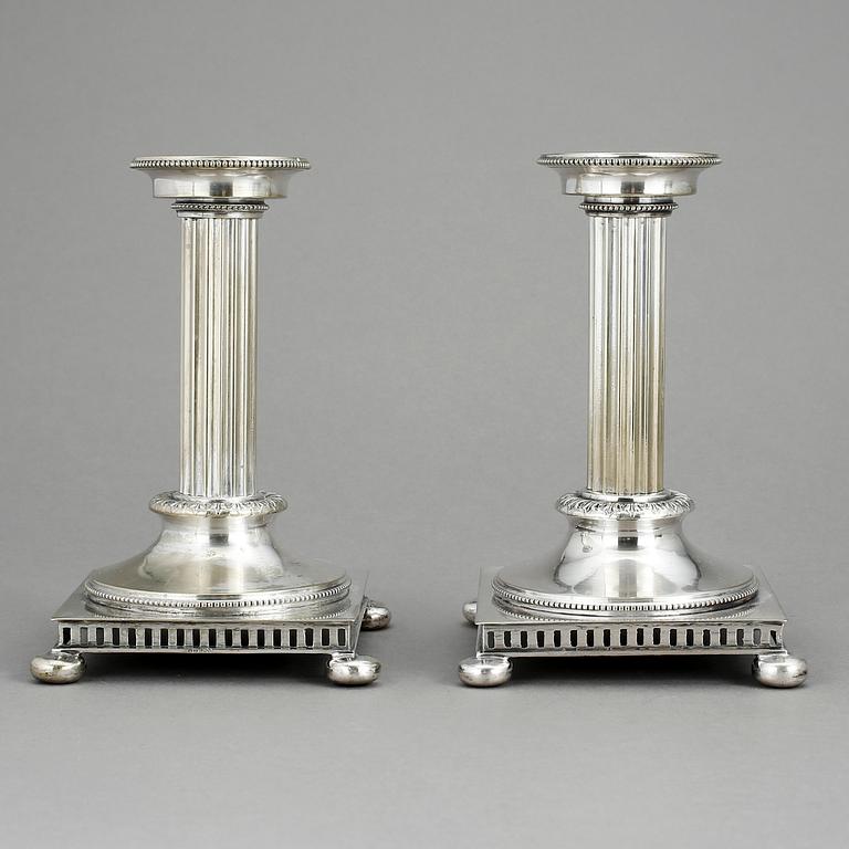 LJUSSTAKAR, ett par, nysilver, gustaviansk stil, 1900-tal.