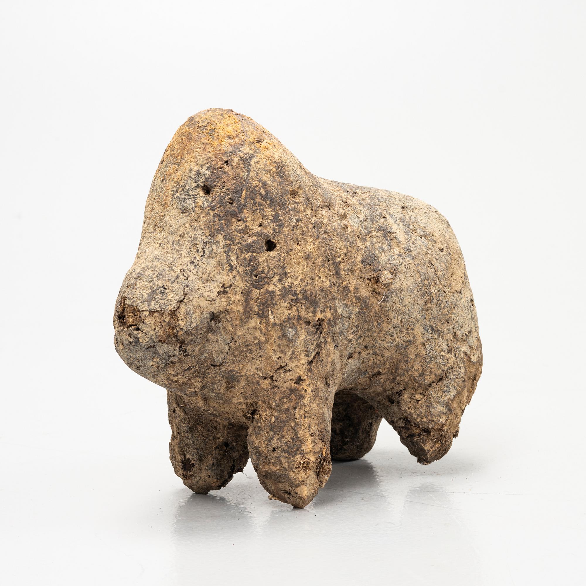 Twelve sculptures, reportedly from Makonde, Tanzania, Luba, Congo, and moore, from the second half of the 20:th century.
