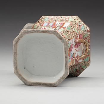 TULPANVAS med LOCK, porslin. Qingdynastin, Kanton, 1800-tal.