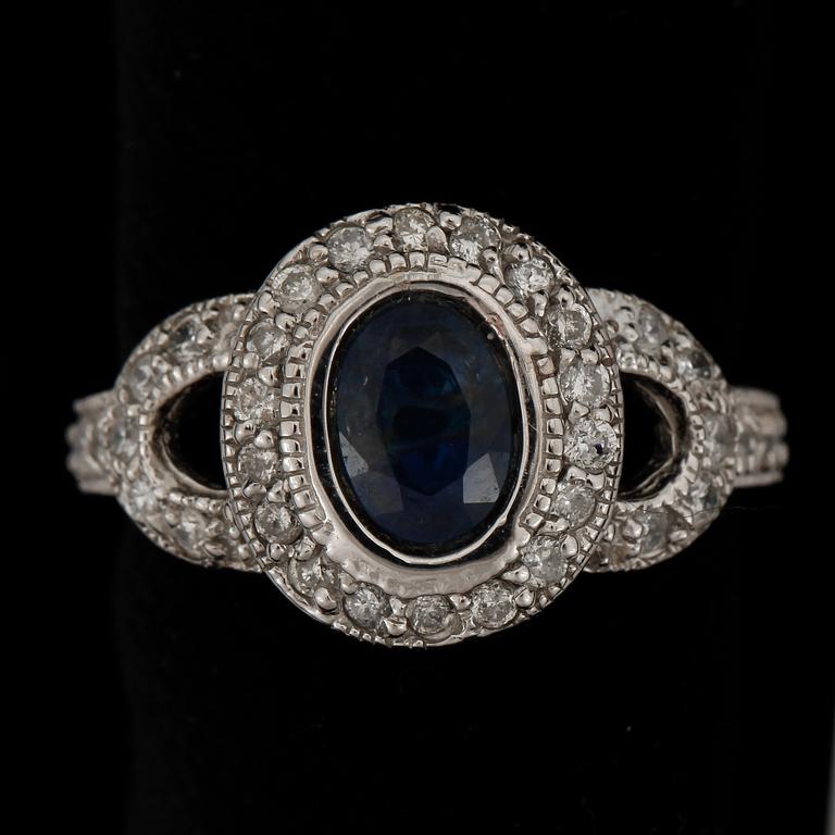 RING, 14k vitguld med blå safir, ca 1,55 ct, samt briljantslipade diamanter, tot ca 0.58 ct.